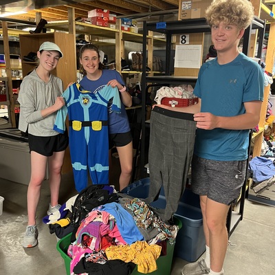 Audrey Cook, Carter Oehme, and Rachel Palmgren volunteering at the Manhattan Emergency Shelter for the 2023 Youth Volunteer Day