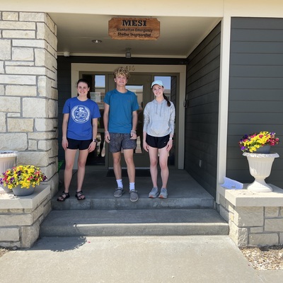 Audrey Cook, Carter Oehme, and Rachel Palmgren volunteering at the Manhattan Emergency Shelter for the 2023 Youth Volunteer Day